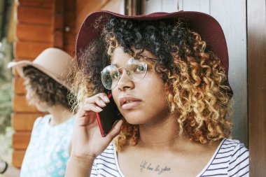 Kadın cep telefonuyla konuşuyor. 