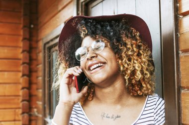 Cep telefonundan konuşan kadın 