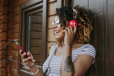 Müzik dinleyen kız