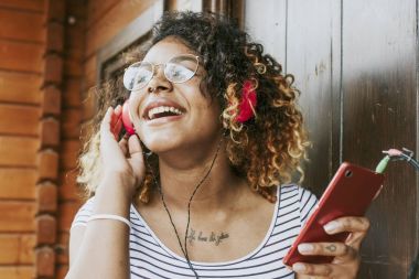 Müzik dinleyen kız 