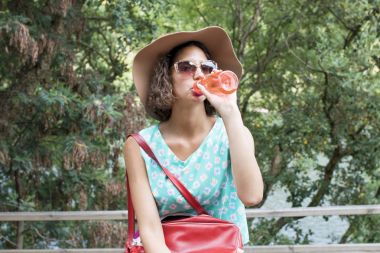 Bir şişe suyu olan bir kız. 