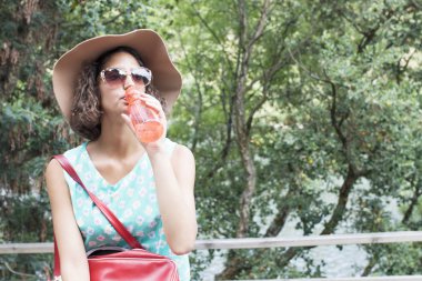 Bir şişe suyu olan bir kız. 