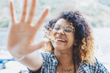 zevk gülümseyen kız 