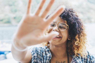 zevk gülümseyen kız 