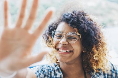 zevk gülümseyen kız 