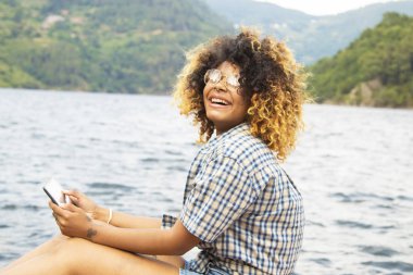 genç kız gülümseyerek