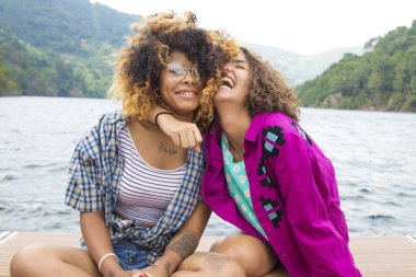 arkadaşlar paylaşım ve gülüyor