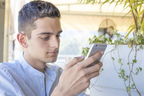 Yong man met mobiele telefoon — Stockfoto