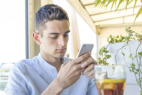 Yong adam cep telefonu ile