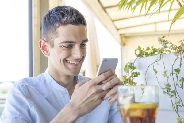 Yong adam cep telefonu ile