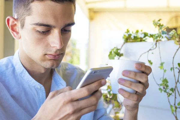 Yong man met mobiele telefoon — Stockfoto