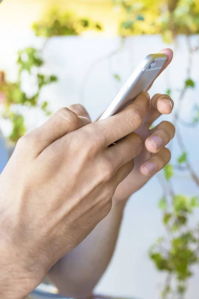 Händer med mobil — Stockfoto