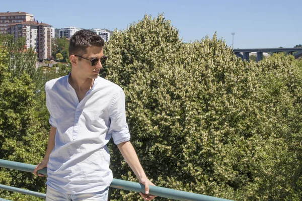 açık havada gözlüklü adam