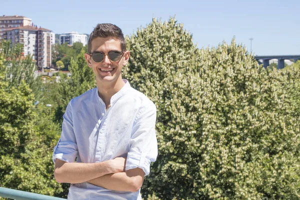 Hombre con gafas de sol al aire libre — Foto de Stock