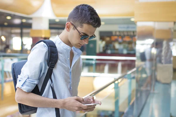 Tiener met de telefoon — Stockfoto