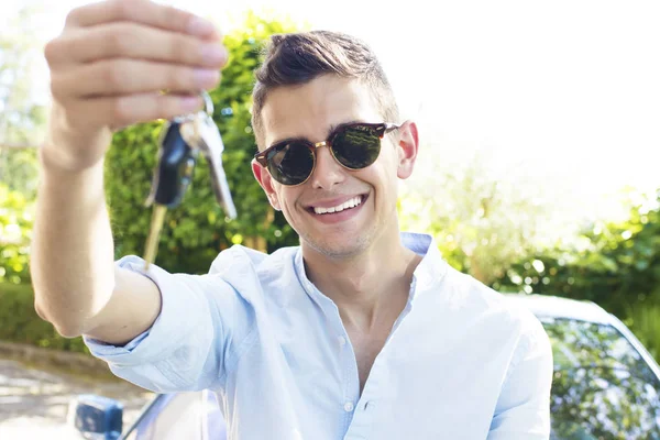 Arabadaki genç adam.