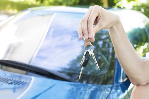 Hands with car keys — Stock Photo, Image