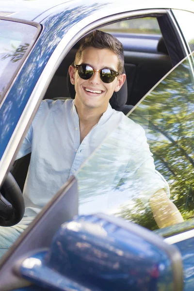 araba üzerinde gülümseyen