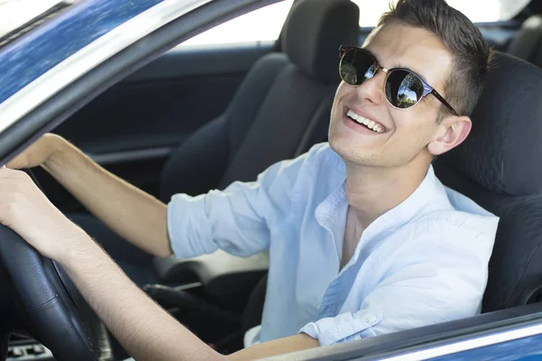Glimlachend op de auto — Stockfoto