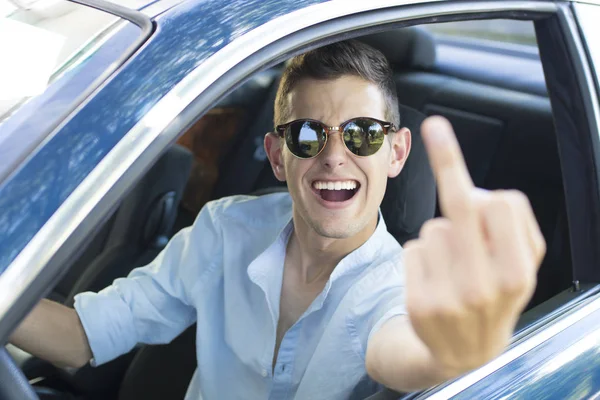 Arabadaki genç adam.