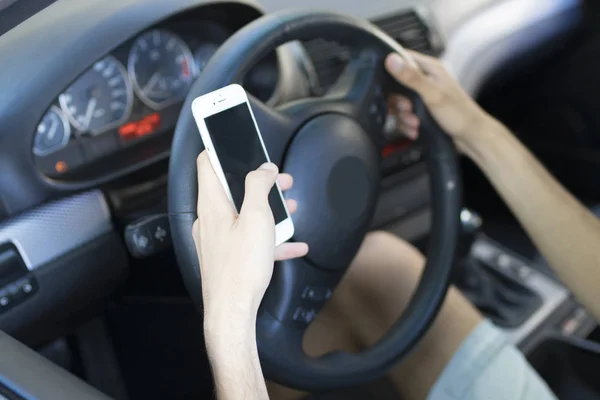 Téléphone portable et voiture — Photo