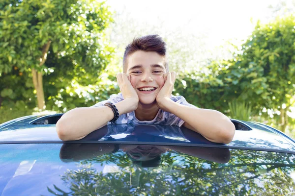 Niño sonriendo en el coche —  Fotos de Stock