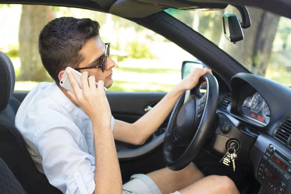 cep telefonunuzda konuşurken sürüş genç 