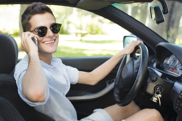 cep telefonunuzda konuşurken sürüş genç 