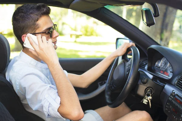 cep telefonunuzda konuşurken sürüş genç 