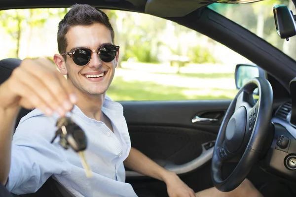 Man met de sleutels tot de auto — Stockfoto