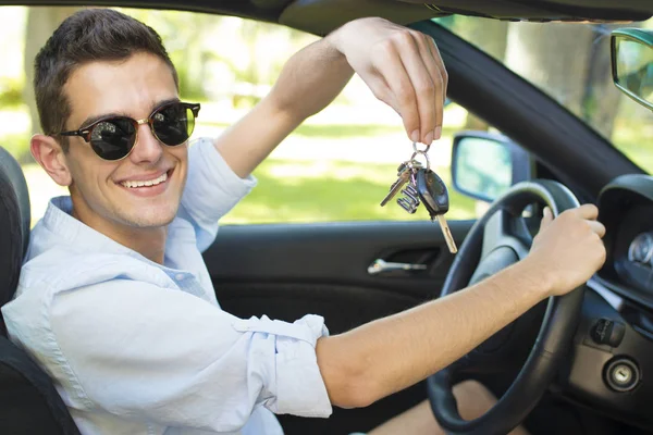 Man met de sleutels tot de auto — Stockfoto