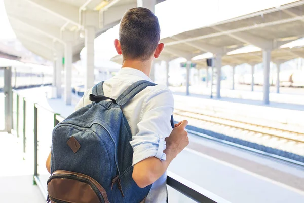 Sırt çantası ile genç adam