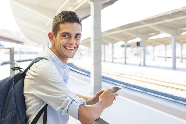 Cep telefonlu genç adam.