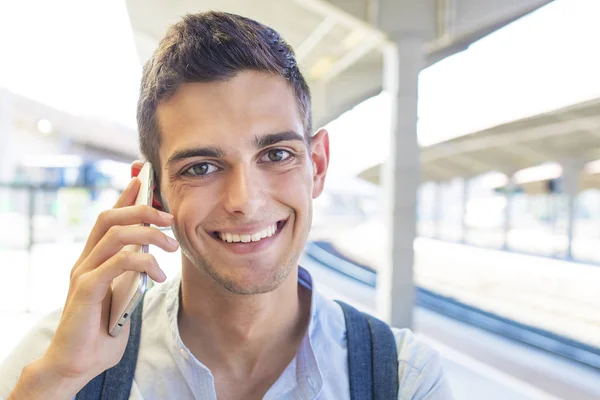 Joven con teléfono móvil — Foto de Stock