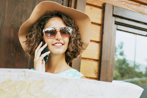 Frau telefoniert mit Handy — Stockfoto