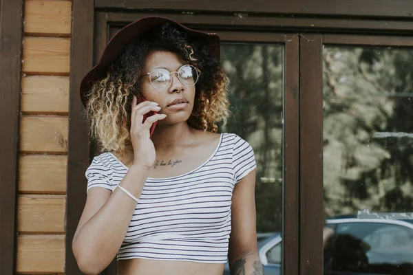 Kadın cep telefonuyla konuşuyor. 