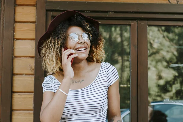 Kadın cep telefonuyla konuşuyor. 