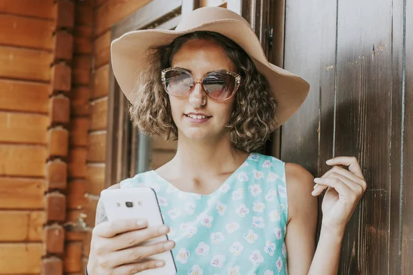 Moda ragazza con il tuo cellulare — Foto Stock