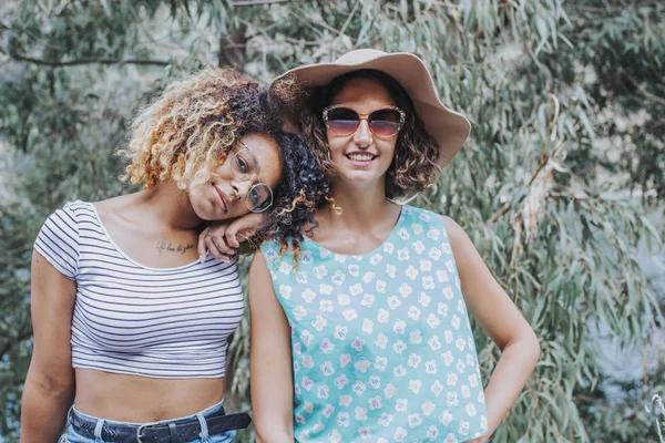 Amigos sorrindo ao ar livre — Fotografia de Stock