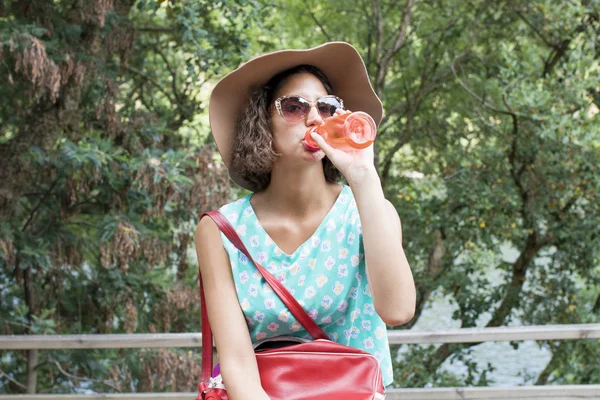 Bir şişe suyu olan bir kız. 