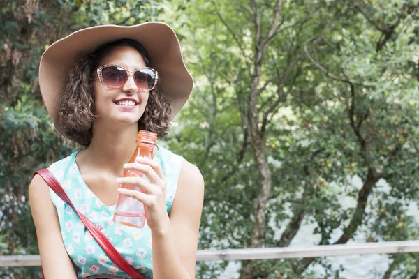 Ragazza con una bottiglia d'acqua — Foto Stock