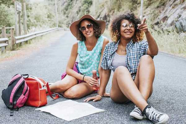 Friends on travel, young woman — Stock Photo, Image