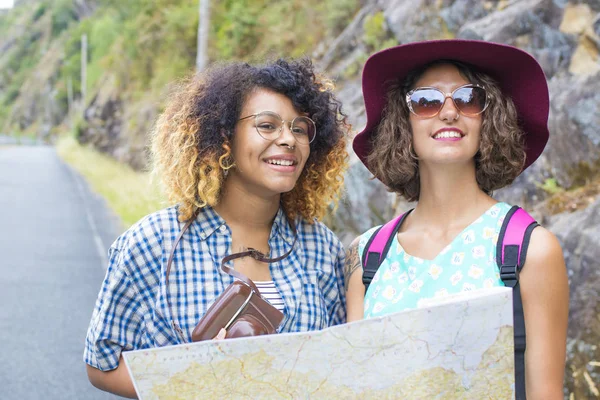 朋友的旅行，年轻女人 — 图库照片