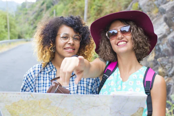 朋友的旅行，年轻女人 — 图库照片