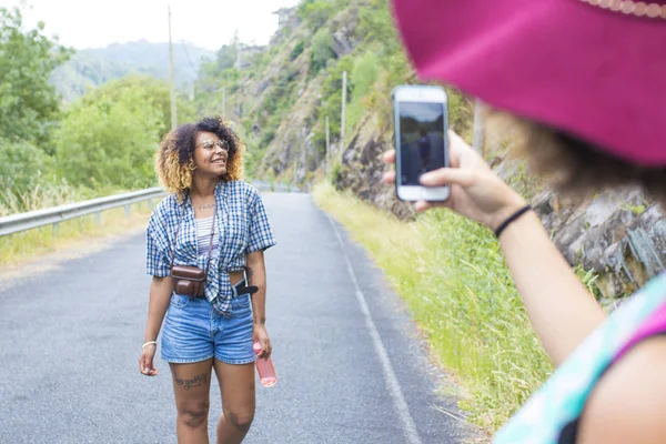 Amigos tomando fotos — Foto de Stock