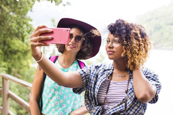 Amici in viaggio, giovane donna — Foto Stock