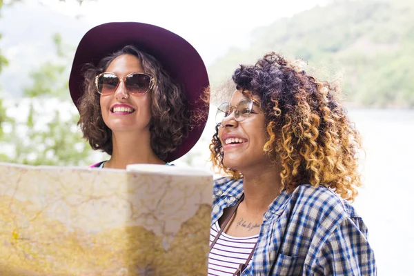 Amici in viaggio, giovane donna — Foto Stock