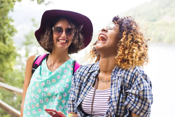 Freunde auf Reisen, junge Frau — Stockfoto