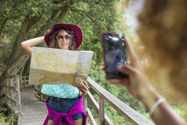 Amici in viaggio, giovane donna — Foto Stock