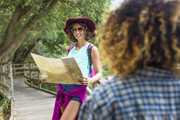 Junge Freunde auf Reisen — Stockfoto